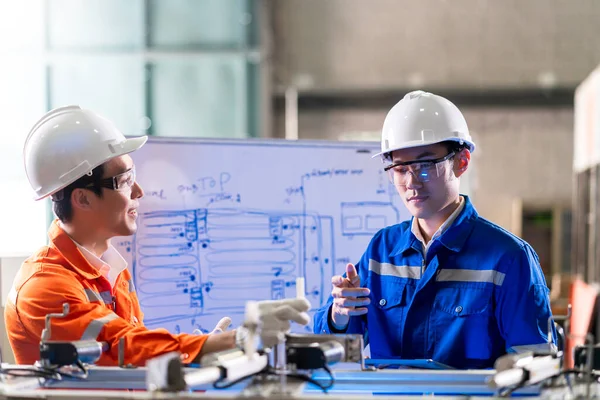 Man Aziatische Ingenieur Professional Met Een Discussie Staan Bij Machine — Stockfoto