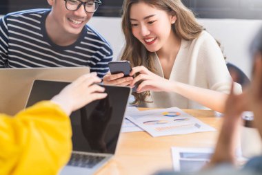 Asyalı genç, yaratıcı, mutlu ve girişimci grup. İş görüşmeleri, ofis geçmişi. İyi liderlik ve takım çalışması başarıya götürür.