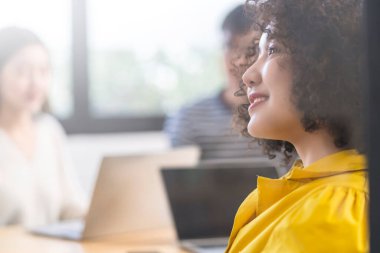 Asyalı genç, yaratıcı, mutlu ve girişimci grup. İş görüşmeleri, ofis geçmişi. İyi liderlik ve takım çalışması başarıya götürür.