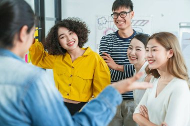 Asyalı yaratıcı ekip İş Adamları Toplantısı Konferans Semineri Beyin fırtınası ve mutlulukla tartışmalar