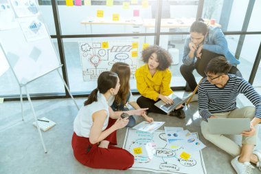 yaratıcı ajans beyin fırtınası sunumu sunum ekibi ürün tanıtım, sunum, planlama, strateji ve yeni iş geliştirme için yol haritasını tartışıyor.