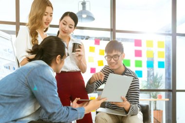 yaratıcı ajans beyin fırtınası sunumu sunum ekibi ürün tanıtım, sunum, planlama, strateji ve yeni iş geliştirme için yol haritasını tartışıyor.