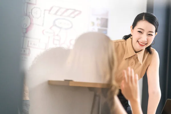 Attraente Donna Affari Asiatica Leader Incontro Con Suoi Colleghi Lavoro — Foto Stock