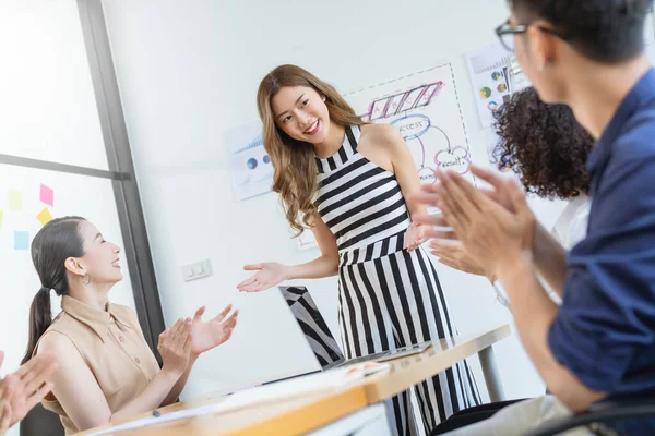 Aziatische Business Startup Teamwork Zakelijke Collega Vergaderzaal Tijdens Presentatie — Stockfoto