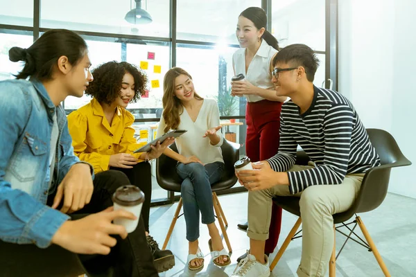 Kreativ Etatsstyrkepresentasjon Hjernestorm Møte Team Diskuterer Veikart Til Produktlansering Presentasjon – stockfoto