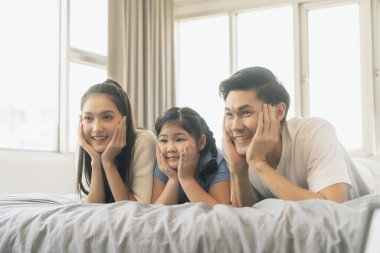 Mutlu Çekici Genç Asyalı Aile Portresi Aile Günü 'nde sağlıklı uyum Asyalı aile erkeği ve küçük kız birlikte iyi vakit geçiriyor..