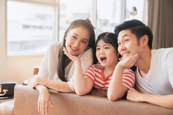 아시아인 가족의 초상화 가정생활의 컨셉트 Asian 남자와 즐거운 시간을 보내고 — 스톡 사진