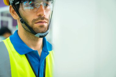 Genç Kafkasyalı teknisyenler, yüksek teknoloji modern fabrika işletmelerinde endüstriyel CNC metal makinelerinin çalışma sürecini kontrol ekran bilgisayarıyla denetlemeyi yönetiyor.