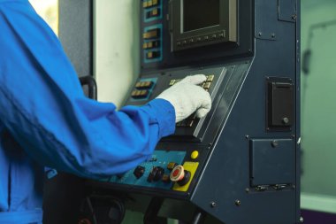 Cnc makinesini kontrol eden parmak tuşuna bas, Depoda çalışan işçi fabrikası makineleri
