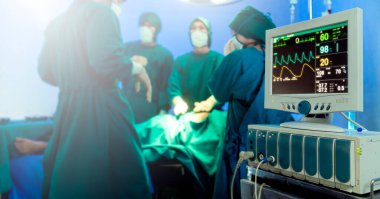 Hastane ameliyathanesindeki yoğun bakım ünitesinde EKG monitörü hastane oerasyon odası sağlık konseptinde tıbbi ekipman ekranıdır.
