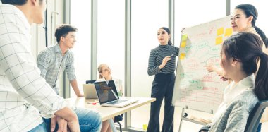 yaratıcı ajans beyin fırtınası sunum ekibi ürün tanıtım, sunum, planlama, strateji, yeni iş geliştirme için yol haritasını tartışıyor