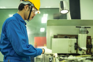 Asyalı mühendis, parmak tuşuna bas, Cnc makinesini kontrol et, Depodaki işçi fabrika makinelerini çalıştır,