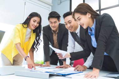 İş adamının, iş projeleri için hazırladığı belgeleri incelemesi sorunlu çözümleri bulmak için toplu sıçrayışta sıralaması