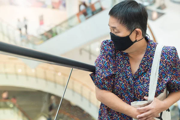 Perempuan Tua Asia Memakai Topeng Jalan Perlindungan Virus Santai Gunakan — Stok Foto