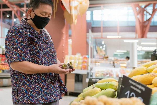 Perempuan Tua Asia Memakai Virus Penyebaran Perlindungan Masker Sementara Belanja — Stok Foto