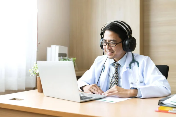 年轻迷人的亚洲男性医生诊断说着话 期待着在视频会议上拍照 积极的医生挥手 在数字平板电脑上进行在线咨询 — 图库照片