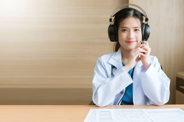 Giovane Attraente Asiatica Diagnosi Medico Femminile Parlando Cercando Fotocamera Videoconferenza — Foto Stock