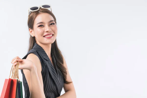 迷人的亚洲女人喜欢购物手拿着五颜六色的购物袋 笑容满面 有着快乐而自信的孤身一人白色背景 — 图库照片