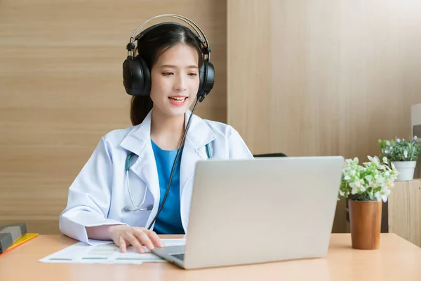 Giovane Attraente Asiatica Diagnosi Medico Femminile Parlando Cercando Fotocamera Videoconferenza — Foto Stock