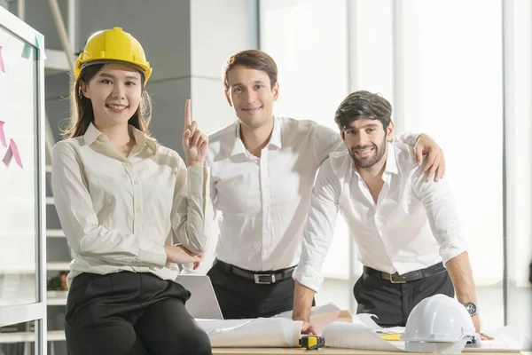 Retrato Inteligente Atractivo Asiático Cuacásico Hombres Mujeres Compañeros Trabajo Ingeniero —  Fotos de Stock