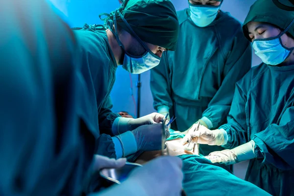 Egy Csoport Ázsiai Orvos Nővér Sebész Kórházi Műtőben Sebészeti Beavatkozást — Stock Fotó