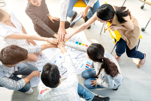 사업은 성공적으로 창의적 사람들을 전략적 아이디어 바닥에 아이디어의 합니다 — 스톡 사진