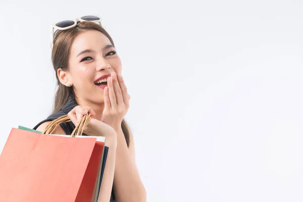 Aantrekkelijke Aziatische Vrouw Genieten Winkelen Hand Houden Kleurrijke Boodschappentas Glimlach — Stockfoto