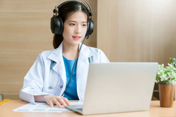 Giovane Attraente Asiatica Diagnosi Medico Femminile Parlando Cercando Fotocamera Videoconferenza — Foto Stock