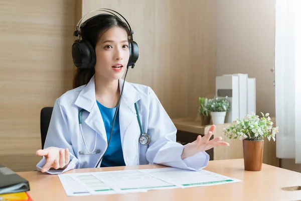 年轻迷人的亚洲女医生诊断会说话 在视频会议上看着镜头 积极的医生挥手 在数字平板电脑上进行在线咨询 — 图库照片