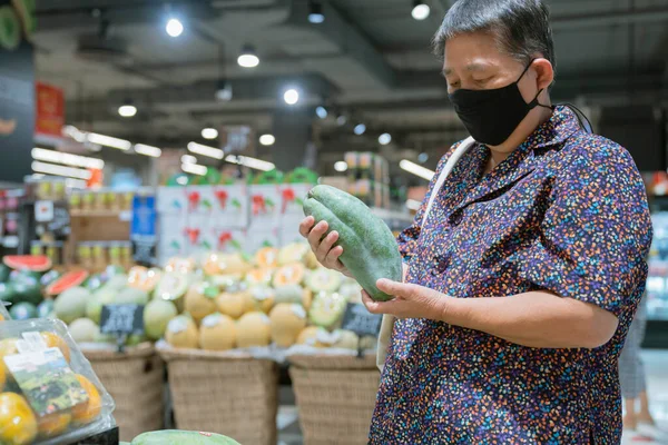 Idős Idős Ázsiai Visel Vírus Terjedését Védő Maszk Miközben Vásárol — Stock Fotó