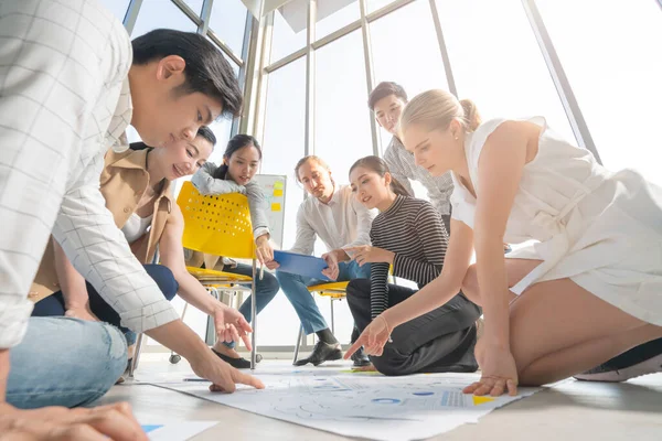 Jovens Criativos Reunião Trabalho Equipe Diversificada Grupo Discutir Esboço Plano — Fotografia de Stock