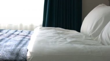 Beyaz bej bej yumuşak yastıkları yatak ve battaniye yatak odası iç tasarım konseptine kapat.