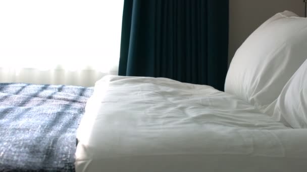 Primer Plano Blanco Beige Suaves Almohadas Cama Manta Dormitorio Diseño — Vídeo de stock