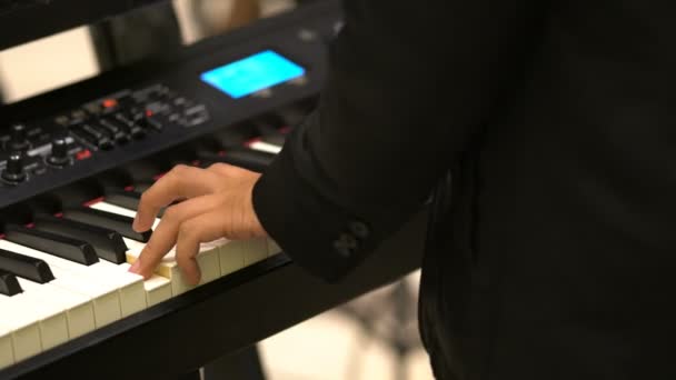 Músico close-up levar teclado elétrico na banda musical concerto ao vivo — Vídeo de Stock