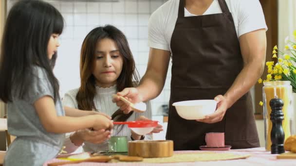 Actividades Familiares Papá Mamá Enseñar Hija Cocinar Panadería Fin Semana — Vídeo de stock