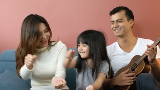 Ευτυχία Οικογένεια Νεαρή Γυναίκα Κόρη Τους Γονείς Παίζουν Μαζί Την — Αρχείο Βίντεο