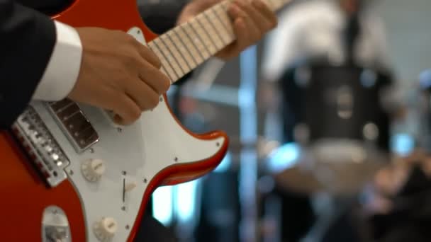 Close-up muzikant leiden elektrische rode gitaar in live concert muzikale band — Stockvideo