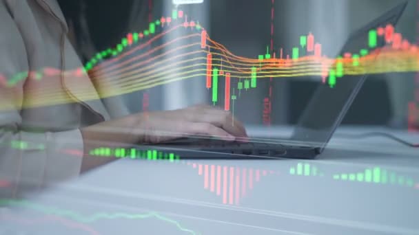 Asiático inversionista buscando stock datos con móvil gráfico finanzas mercado superposición negocios ideas concepto — Vídeos de Stock