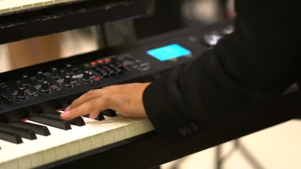 Close-up muzikant vést elektrickou klávesnici v živé koncertní hudební kapele — Stock video