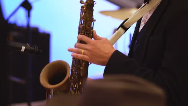 Close-up muzikant vede saxofonovou klávesnici v živé koncertní hudební kapele — Stock video