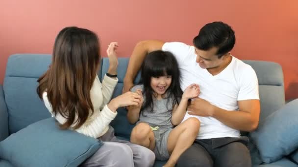 Geluk Familie Jong Vrouwelijk Dochter Met Ouder Spelen Samen Met — Stockvideo