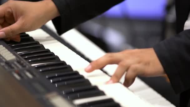 Nahaufnahme-Musiker führt E-Keyboard in Live-Konzert-Band — Stockvideo