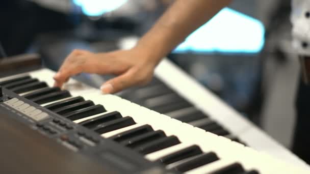 Närbild musiker leda elektrisk keyboard i live konsert musikband — Stockvideo