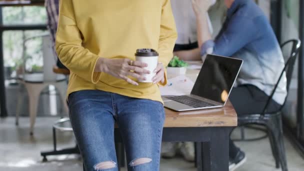 Schöne asiatische Frau trinken heißen Kaffee mit Geschäftspartner Teamwork hinter Blick in die Kamera mit charmanten und attraktiven Café Restaurant Hintergrund — Stockvideo