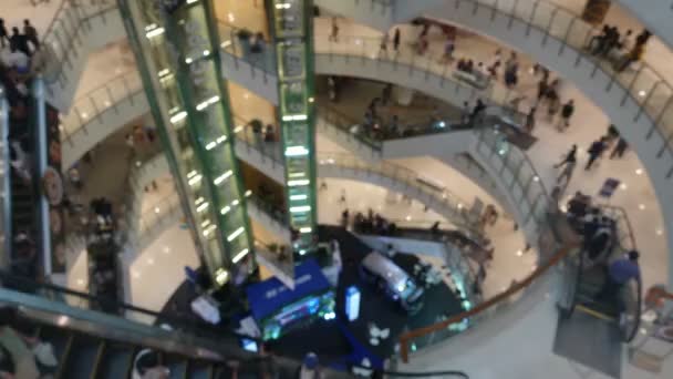 Timelapse de gente borrosa de compras en la gran sala de escaleras mecánicas en los grandes almacenes — Vídeo de stock