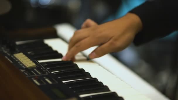 Närbild musiker leda elektrisk keyboard i live konsert musikband — Stockvideo