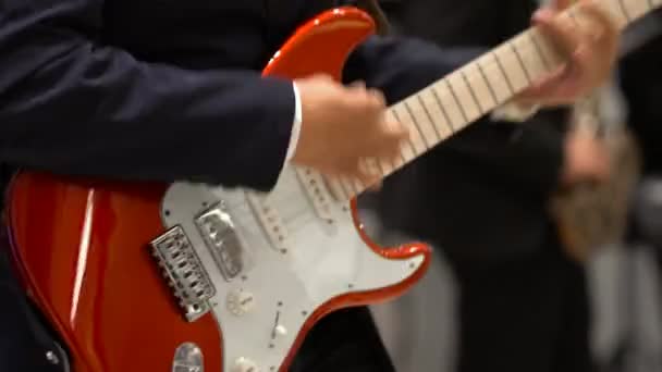 Primer plano músico plomo guitarra roja eléctrica en concierto en vivo banda musical — Vídeo de stock