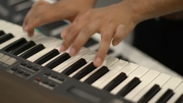 Musicien gros plan chef clavier électrique en concert orchestre musical — Video