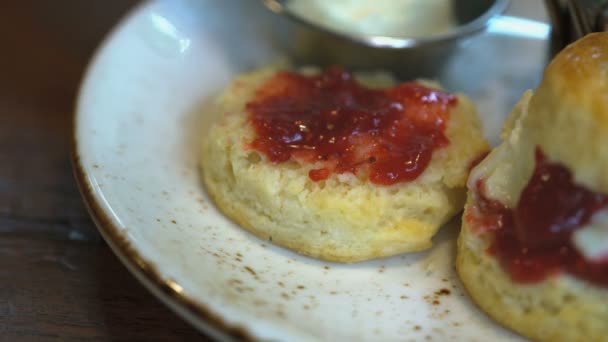 Gyümölcspuding Friss Eperrel Pirosbogyós Keksszel — Stock videók