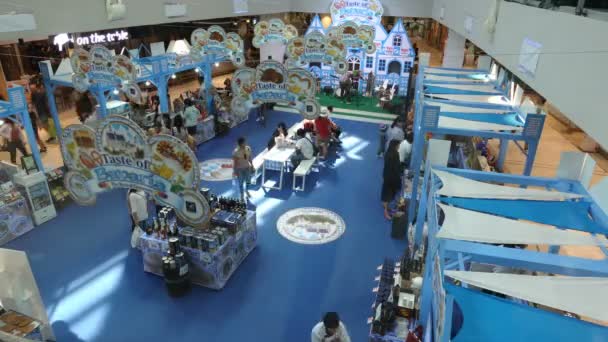2017 년 9 월 29 일에 확인 함 . Bangkok Thailand 09-29-2018 Central world most famous mall with octerber festival event set in multipurpose area with people motion timelapse — 비디오